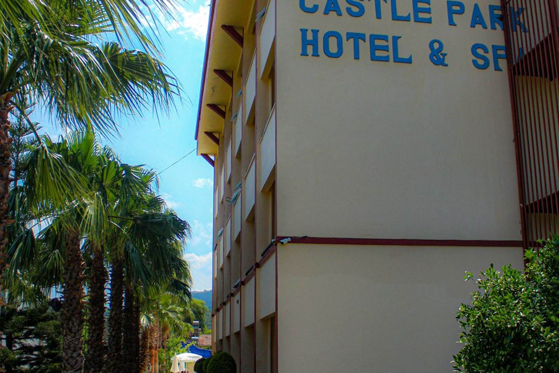 CASTLE PARK HOTEL